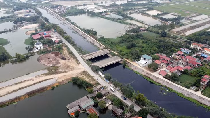 Đường trục phía Nam tỉnh Hà Tây (cũ) đoạn qua xã Hồng Minh (huyện Phú Xuyên) vẫn dang dở do vướng giải phóng mặt bằng
