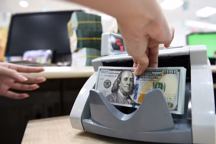 Giá USD ngân hàng lập đỉnh gần 25.300 đồng