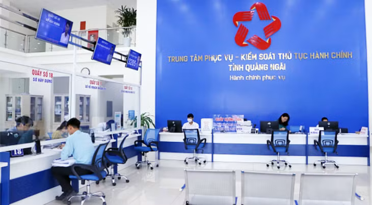 Người dân làm thủ tục hành chính tại Trung tâm Phục vụ - kiểm soát thủ tục hành chính tỉnh Quảng Ngãi