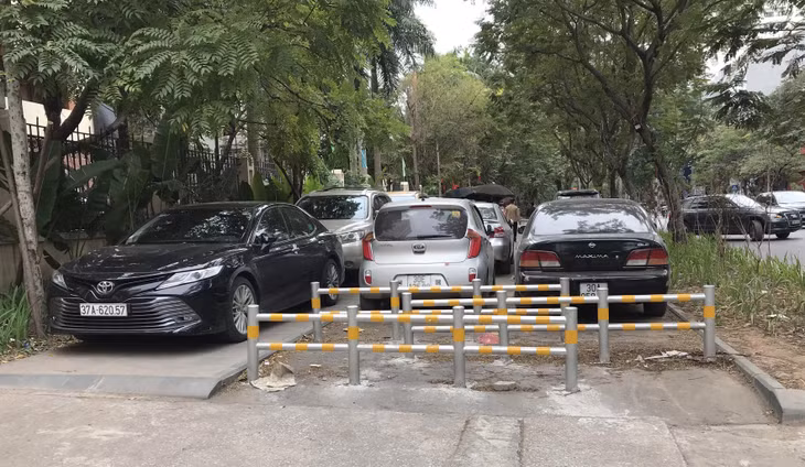 UBND TP. Hà Nội yêu cầu kiên quyết xử lý phương tiện lấn chiếm lòng, đường, vỉa hè, dừng, đỗ xe sai quy định, các điểm trông giữ phương tiện tự phát