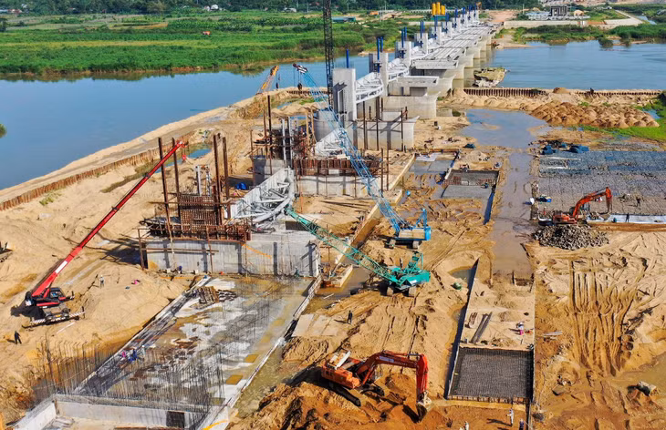 Đập dâng nằm ở gần cuối sông Trà Khúc. Bờ nam nối với đường Trường Sa, xã Nghĩa Dũng và bờ bắc nối với đường Hoàng Sa, xã Tịnh An (TP Quảng Ngãi). Đoạn giữa của công trình nối với ốc đảo Ân Phú (còn gọi là đảo Ngọc) trên sông Trà Khúc. Công trình do Ban quản lý dự án đầu tư xây dựng các công trình giao thông tỉnh làm chủ đầu tư, tổng vốn đầu tư là 1.500 tỷ đồng.