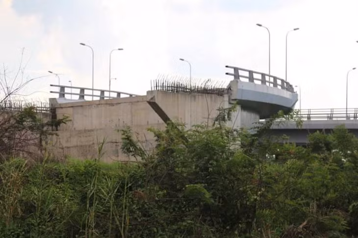 Một số hạng mục làm đường nối Võ Văn Kiệt đến đường cao tốc bị bỏ hoang cỏ mọc.