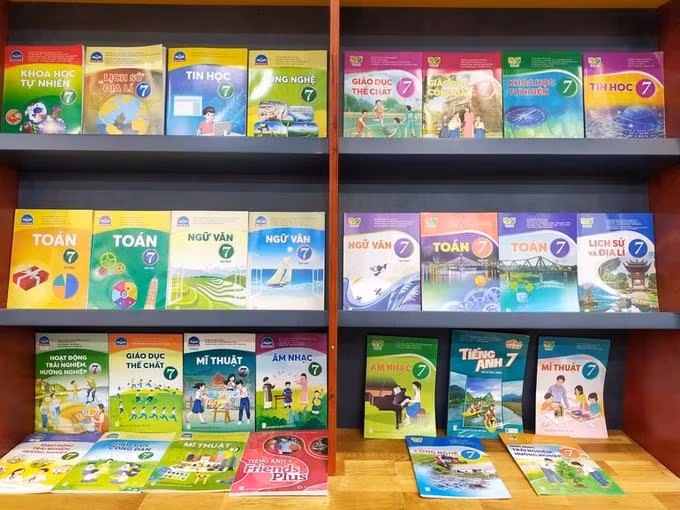 Sách giáo khoa thay đổi liên tục theo năm, nhiều đầu sách, chất lượng chưa hoàn thiện và giá thành tăng gấp 2-3 lần so với trước đây