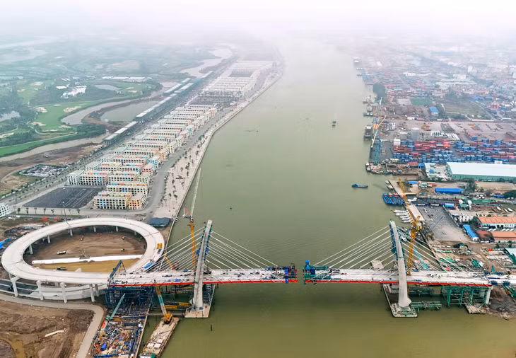 Cầu Hoàng Gia bắc qua sông Cấm, kết nối nội thành TP. Hải Phòng với đảo Vũ Yên (huyện Thủy Nguyên)