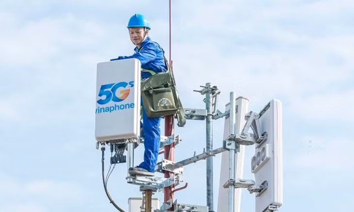 Kỹ thuật viên trên một trạm 5G