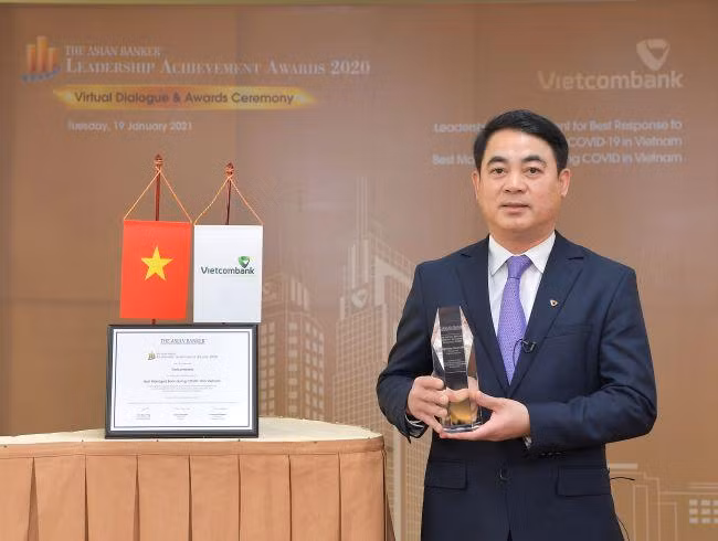 Chủ tịch HĐQT Vietcombank Nghiêm Xuân Thành nhận danh hiệu "Lãnh đạo xuất sắc trong việc ứng phó với đại dịch COVID-19 tại Việt Nam” do The Asian Banker trao tặng