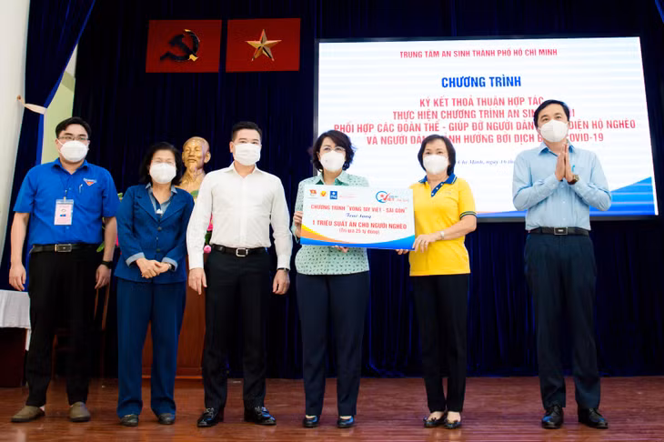 Ông Nguyễn Đình Trung - Chủ tịch Tập đoàn Hưng Thịnh (thứ ba từ trái qua) cùng đại diện ban tổ chức chương trình "Vòng tay Việt - Sài Gòn" chung tay trao tặng một triệu suất ăn cho người nghèo tại TP.HCM