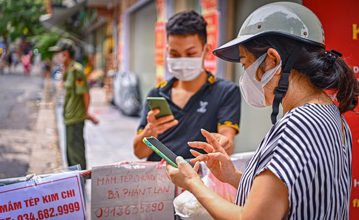 Thậm chí việc thanh toán cũng không nhất thiết phải trao đổi qua tiền mặt, thay vào đó người mua có thể chuyển khoản bằng vài thao tác trên điện thoại.