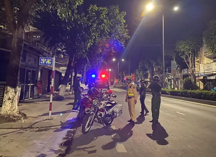Công an Quảng Ngãi tuần tra, nhắc nhở người dân TP Quảng Ngãi vi phạm quy định không ra đường sau 21h