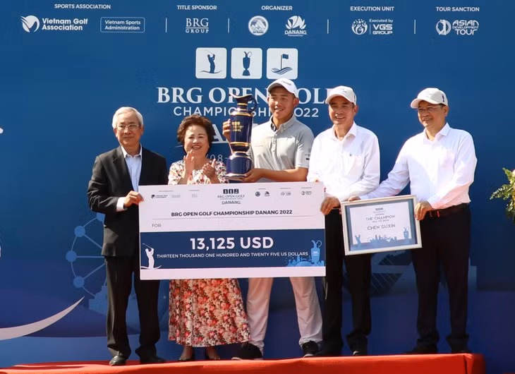Lãnh đạo thành phố Đà Nẵng và lãnh đạo Tập đoàn BRG trao cúp vô địch cùng phần thưởng cho gôn thủ Chen Guxin.