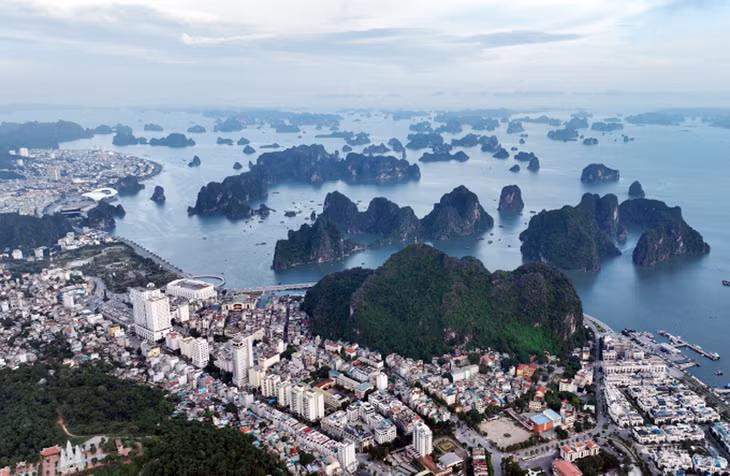 Hầu hết các phường tại TP. Hạ Long đều nằm trong vùng đệm vịnh Hạ Long Hầu hết các phường tại TP. Hạ Long đều nằm trong vùng đệm vịnh Hạ Long