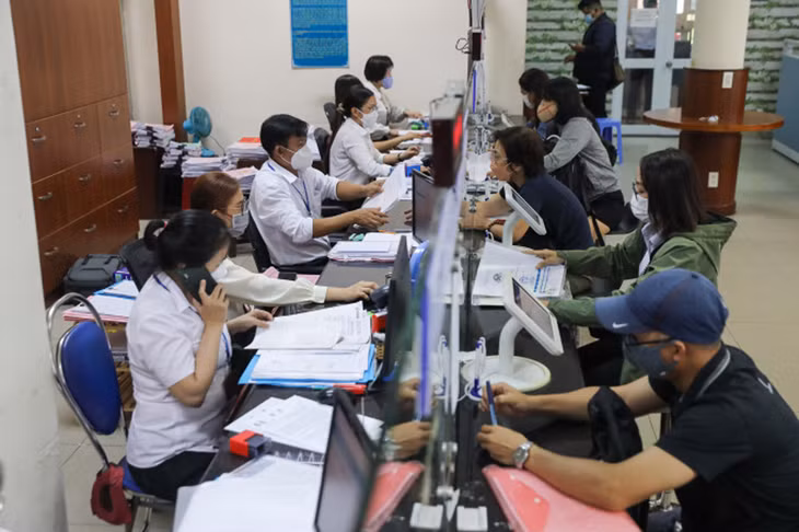 Cán bộ làm thủ tục hành chính tại UBND TP. Thủ Đức