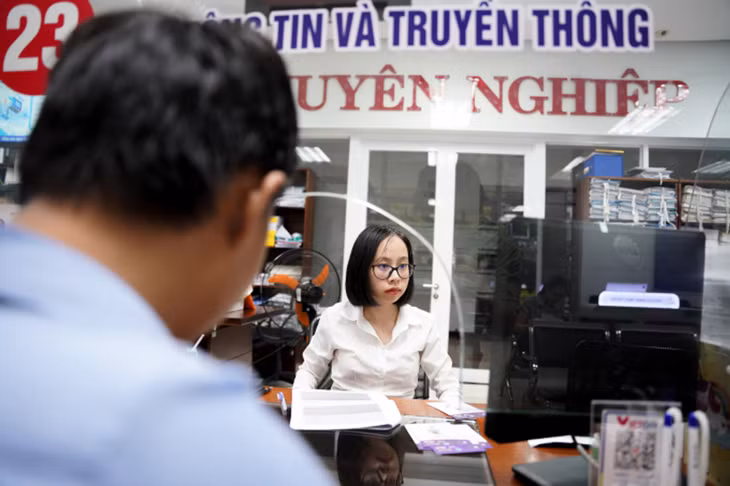 Công chức Sở Thông tin và Truyền thông làm việc tại bộ phận một cửa Trung tâm hành chính Đà Nẵng
