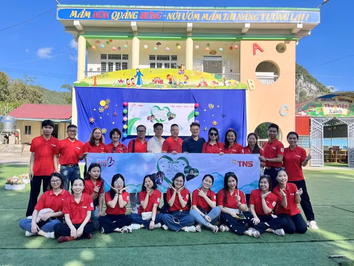 Chương trình ROX Share “Cùng em đến trường” tại Cao Bằng.
