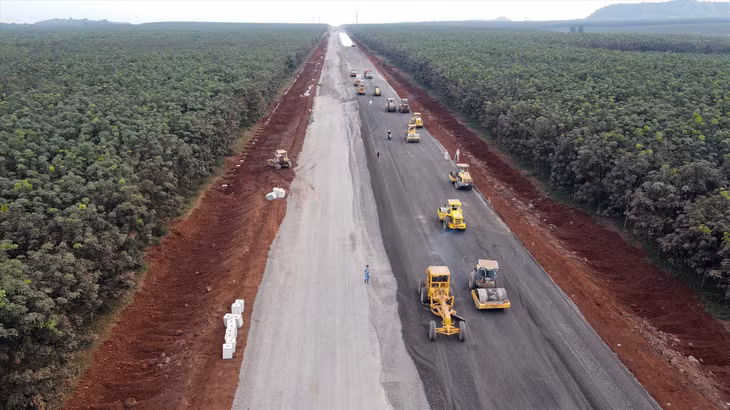 Thi công tất bật tại công trường dự án cao tốc Phan Thiết - Dầu Giây, đoạn qua tỉnh Đồng Nai