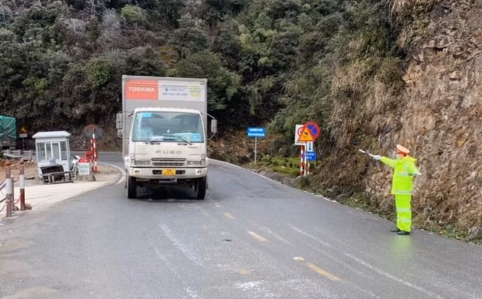 Cảnh sát giao thông hướng dẫn các phương tiện di chuyển