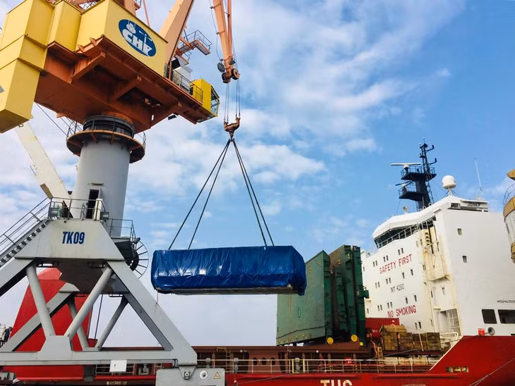 Tại cảng Hoàng Diệu (Hải Phòng) tàu chở những bộ phận của máy TBM thứ hai của tuyến số 3, đoạn Nhổn - ga Hà Nội đã cập cảng