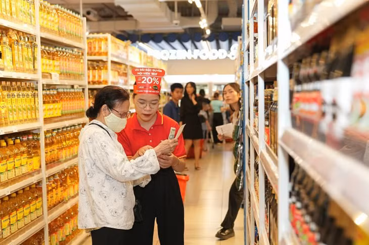 Nhân viên siêu thị Winmart đang tư vấn sản phẩm cho khách hàng