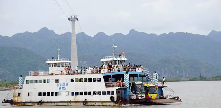 Ngày cuối tuần, phà Gót - Cái Viềng tái diễn cảnh ùn tắc giao thông kéo dài