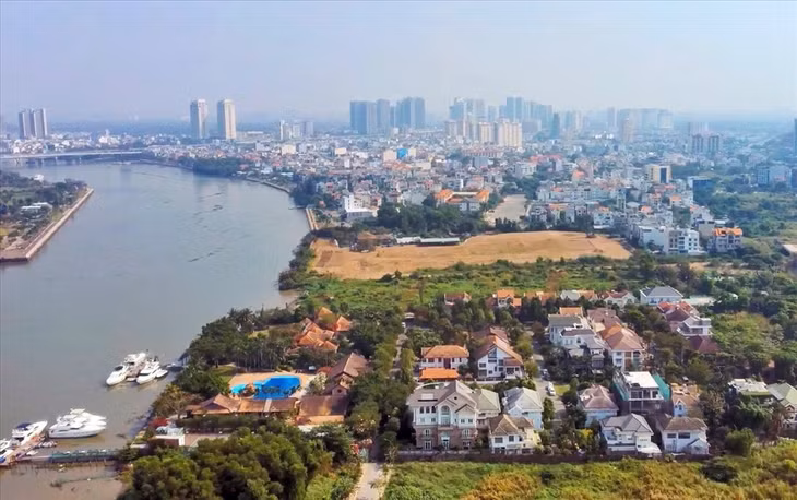 Một khúc sông Sài Gòn phía TP. Thủ Đức bị chiếm hành lang sông để kinh doanh. Một khúc sông Sài Gòn phía TP. Thủ Đức bị chiếm hành lang sông để kinh doanh.