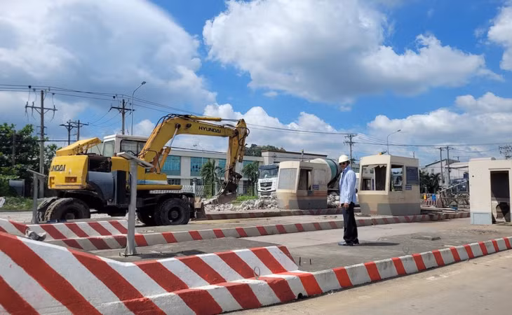 Công nhân tháo dỡ trạm thu phí trên Quốc lộ 1K qua TP. Biên Hòa Công nhân tháo dỡ trạm thu phí trên Quốc lộ 1K qua TP. Biên Hòa