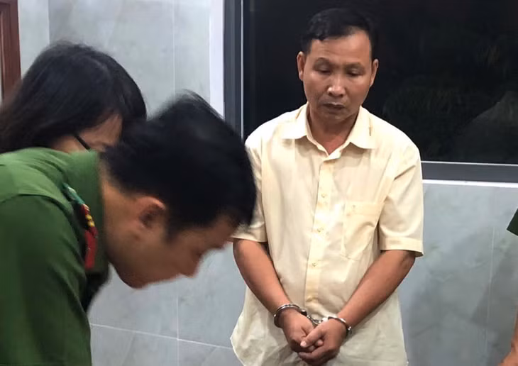 Cảnh sát đọc lệnh bắt ông Tài