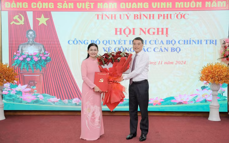 Trưởng Ban Tổ chức Trung ương Lê Minh Hưng tặng hoa chúc mừng bà Tôn Ngọc Hạnh, chiều 22/11