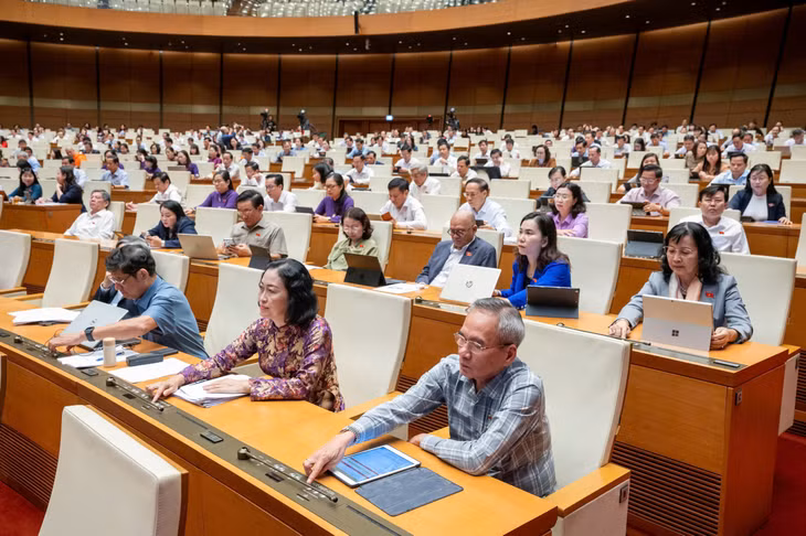 Các đại biểu tiến hành biểu quyết thông qua Luật sửa đổi, bổ sung một số điều của Luật Dược