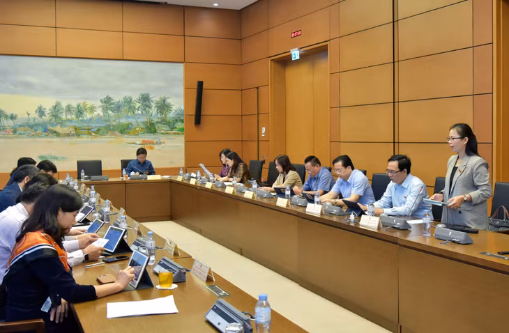 Các đại biểu Quốc hội thảo luận tại tổ, sáng 22/11