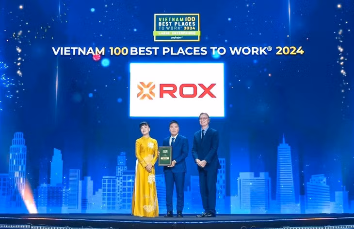 Đại diện ROX Group nhận chứng nhận Top 100 Nơi làm việc tốt nhất Việt Nam.