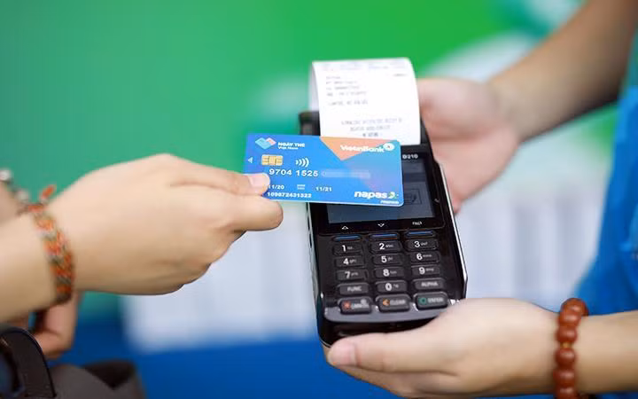 Thẻ chip mã hóa thông tin để tăng bảo mật dữ liệu, thanh toán an toàn, không tiếp xúc