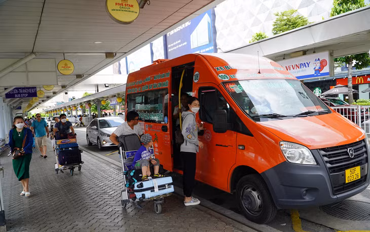Xe buýt 109 đón khách ở sân bay Tân Sơn Nhất
