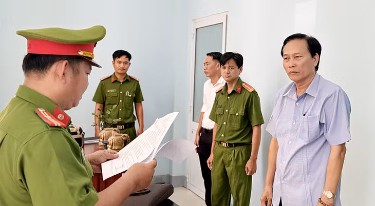Cơ quan Điều tra đọc lệnh bắt và khám xét đối với ông Đào Văn Ngọc