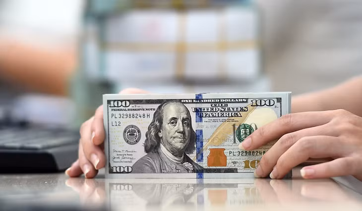 Giao dịch ngoại tệ tại quầy một ngân hàng thương mại tại TP.HCM