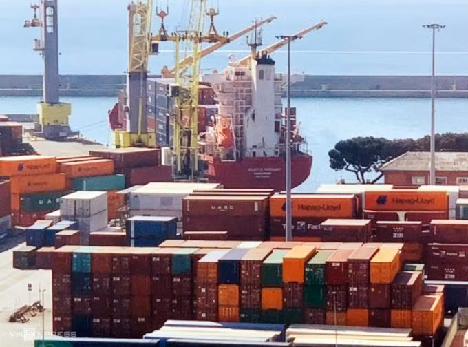 Các container điều được tạm giữ tại cảng Genoa (Italy)