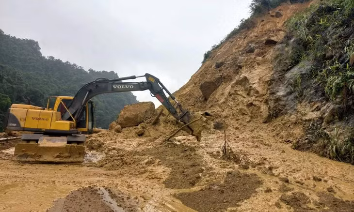 Lực lượng chức năng bố trí nhân lực, máy móc để khắc phục sự cố sạt lở tại đèo Áng Toòng, Quốc lộ 3B qua tỉnh Bắc Kạn.