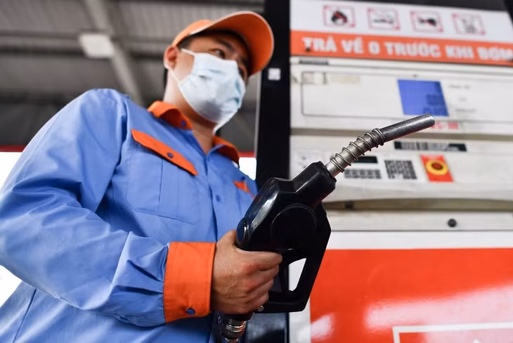 Giá xăng quay đầu tăng trong phiên ngày 29/2
