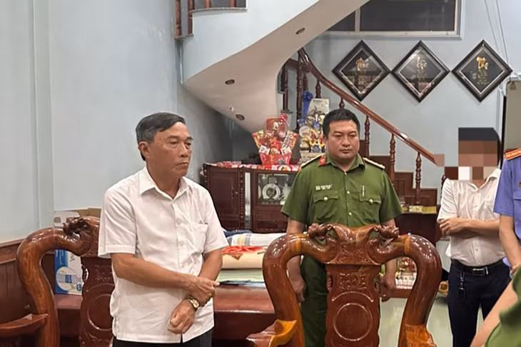 Ông Lê Ngọc Sanh khi cơ quan điều tra đọc quyết định khám xét nơi ở Ông Lê Ngọc Sanh khi cơ quan điều tra đọc quyết định khám xét nơi ở