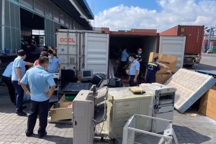 Hải quan TP.HCM phát hiện container hàng điện máy cũ nát (cấm nhập khẩu), tháng 7/2021