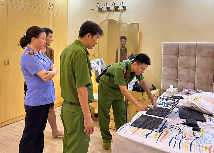 Cảnh sát khám xét nơi ở của các bị can
