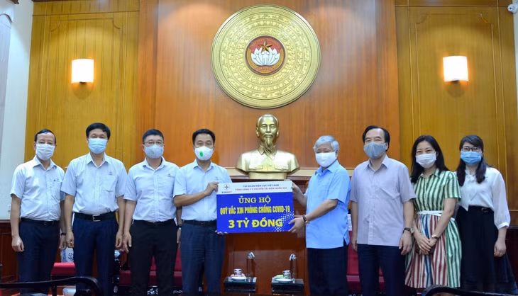 Ông Nguyễn Tuấn Tùng – Bí thư Đảng ủy, Chủ tịch HĐTV EVNNPT (bên trái) trao số tiền ủng hộ 3 tỷ đồng cho Ủy ban Trung ương Mặt trận Tổ quốc Việt Nam để đóng góp vào Quỹ vắc xin phòng, chống COVID-19.