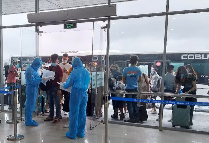 Chiều 6/7, sân bay Phú Quốc đón 955 khách từ TP.HCM