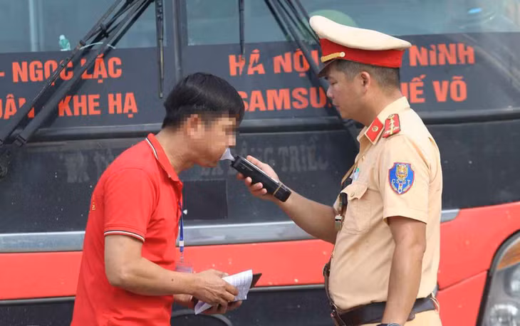 Cảnh sát giao thông Hòa Bình kiểm tra vi phạm nồng độ cồn. Ảnh minh họa