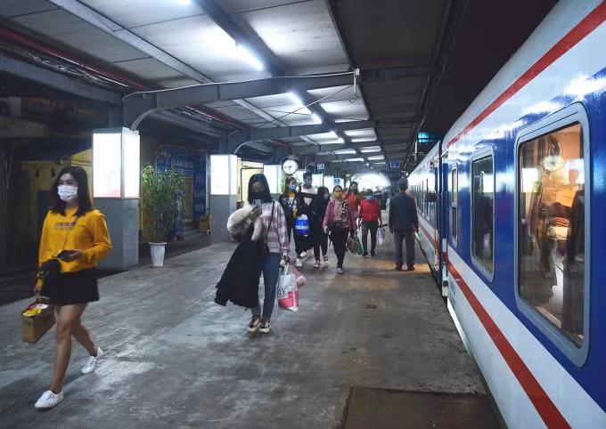Hành khách đi tàu tại ga Hà Nội