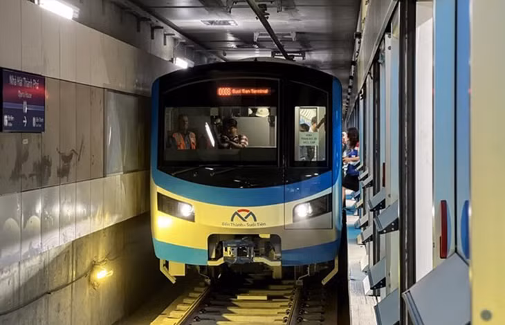 Tàu Metro số 1 chạy thử dưới ga ngầm Bến Thành