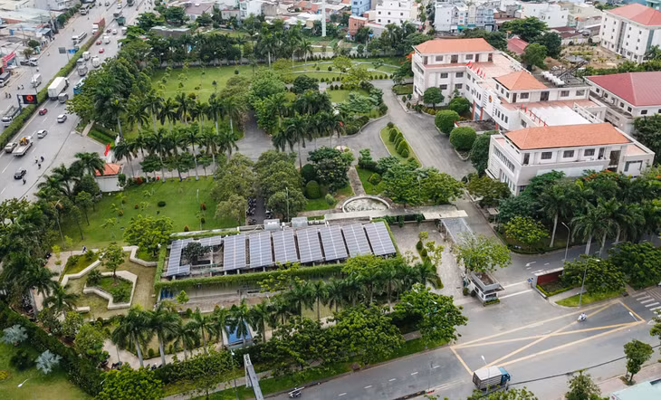 Hệ thống điện mặt trời mái nhà tại trụ sở UBND Quận 12