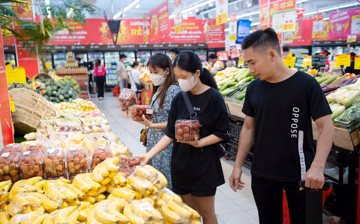 Người dân mua hàng tại một siêu thị ở TP.HCM