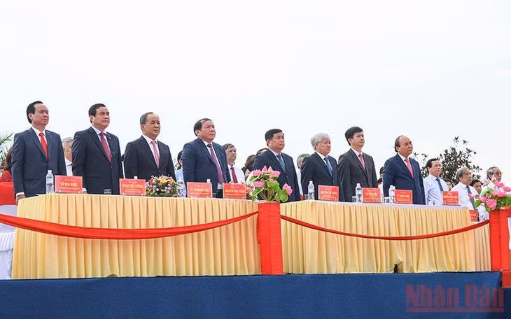 Chủ tịch nước Nguyễn Xuân Phúc, lãnh đạo các bộ, ban, ngành trung ương, địa phương chứng kiến giây phút thượng cờ Tổ quốc thiêng liêng...