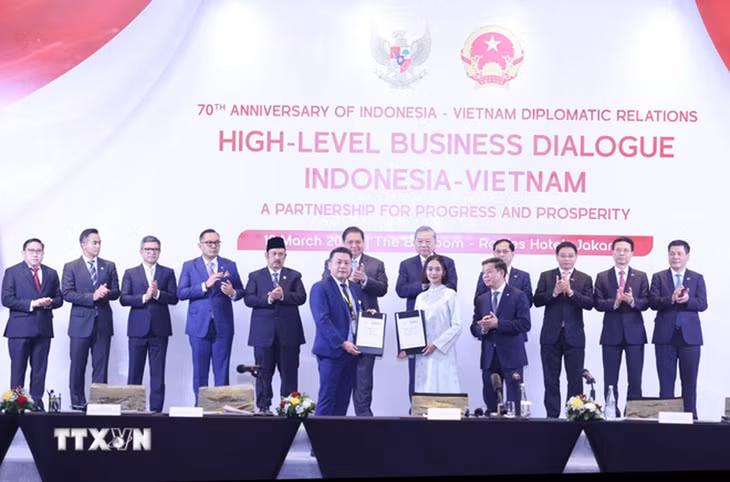 Tổng Bí thư Tô Lâm chứng kiến trao các thỏa thuận hợp tác giữa doanh nghiệp Việt Nam - Indonesia. Ảnh: TTXVN