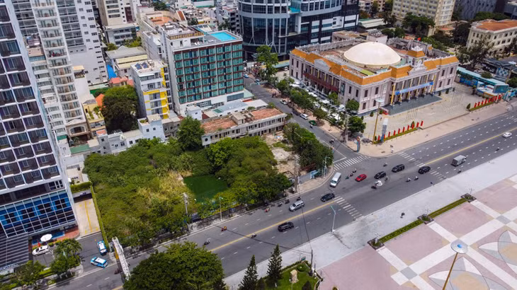 Khu đất 48-48A Trần Phú nằm ngay trung tâm TP. Nha Trang bỏ hoang nhiều năm nay